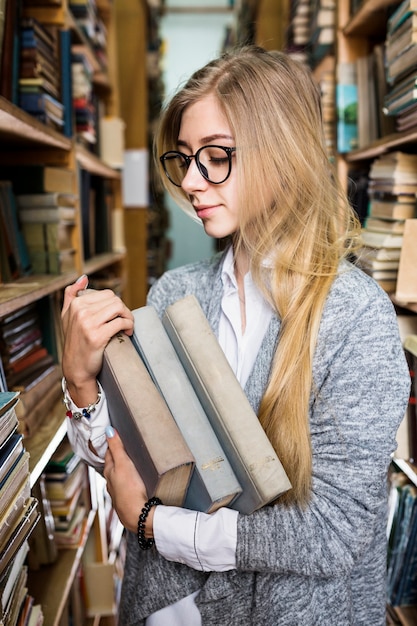 Elegante Frau mit Büchern