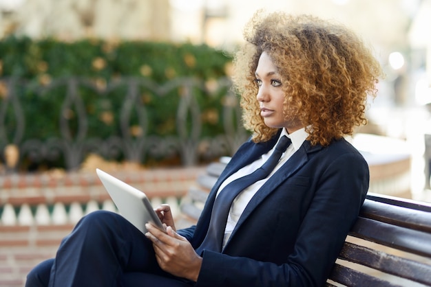 Elegante Frau mit einer Tablette