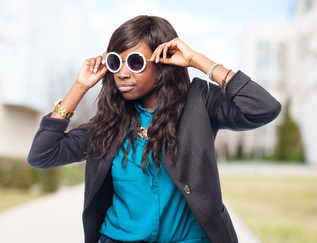 Elegante Frau mit Sonnenbrille