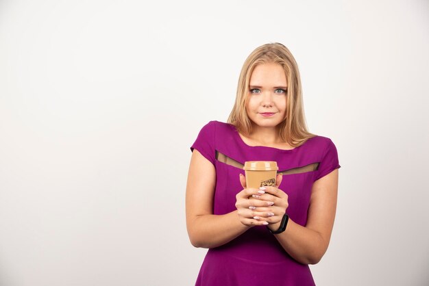 Elegante Frau mit Tasse Kaffee posiert. Hochwertiges Foto