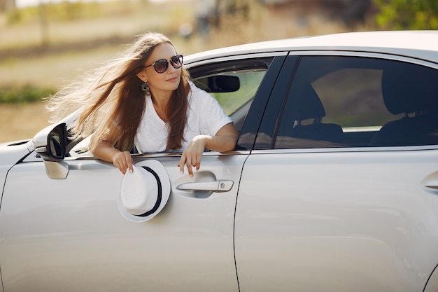 Kostenloses Foto elegante frau schaut aus dem autofenster