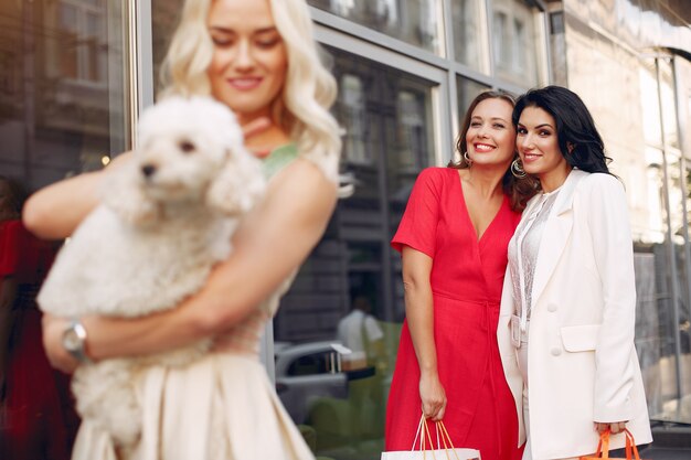 elegante Frauen mit kleinem Hund in einer Stadt