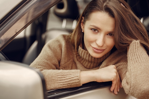 Elegante Geschäftsfrau, die in einem Auto sitzt