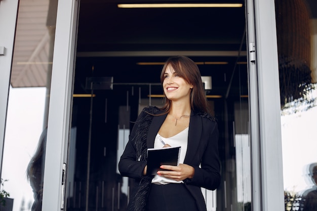 Elegante Geschäftsfrau, die in einem Büro arbeitet