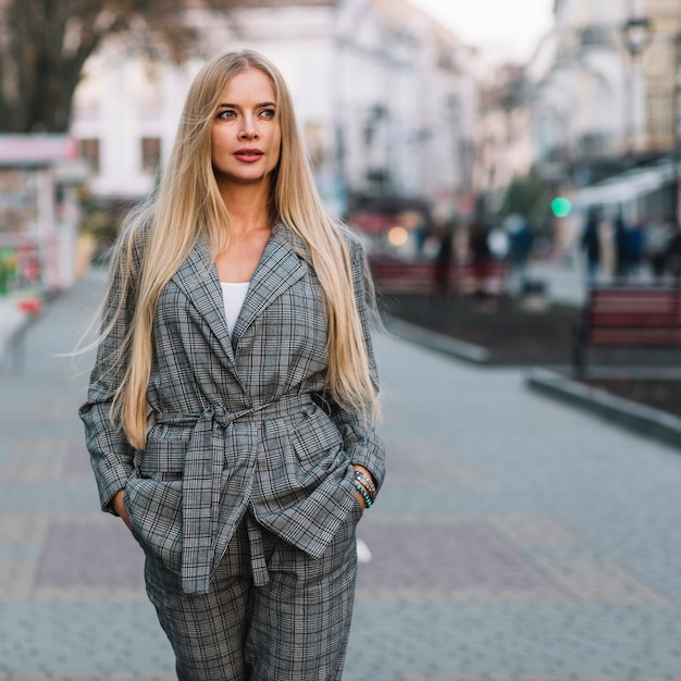 Elegante Geschäftsfrau, die in Stadt geht