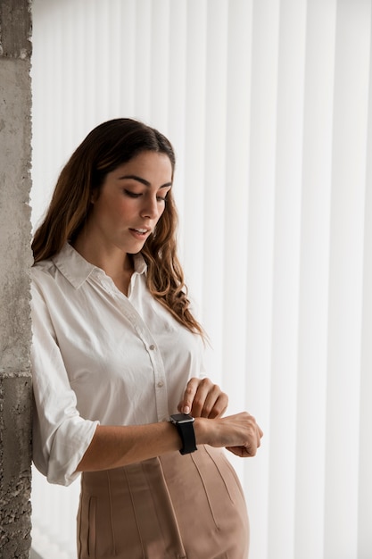 Elegante Geschäftsfrau mit Smartwatch