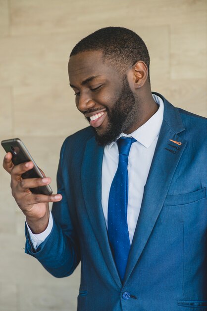 Elegante Geschäftsmann mit Smartphone