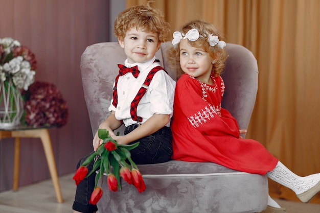 Elegante kleine kinder mit strauß tulpe