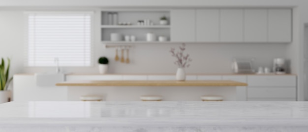 Elegante küchenarbeitsplatte aus marmor über verschwommenem, modernem luxus-küchenraum im hintergrund