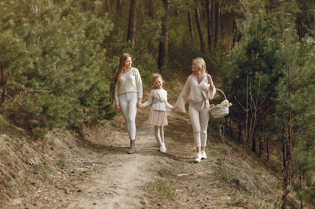 Elegante Mutter mit Kindern in einem Sommerwald