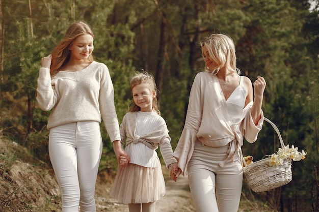 Kostenloses Foto elegante mutter mit kindern in einem sommerwald