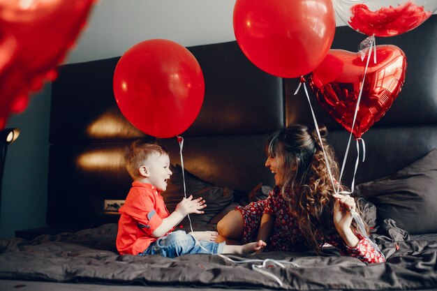 Elegante Mutter mit kleinem Sohn in einem Bett