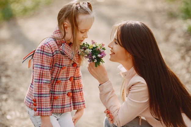 Kostenloses Foto elegante mutter mit tochter in einem sommerwald