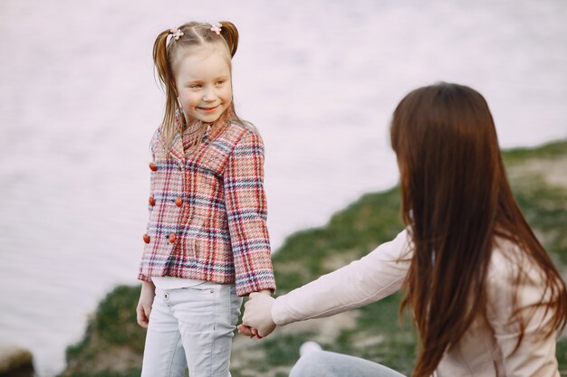 Kostenloses Foto elegante mutter mit tochter in einem sommerwald