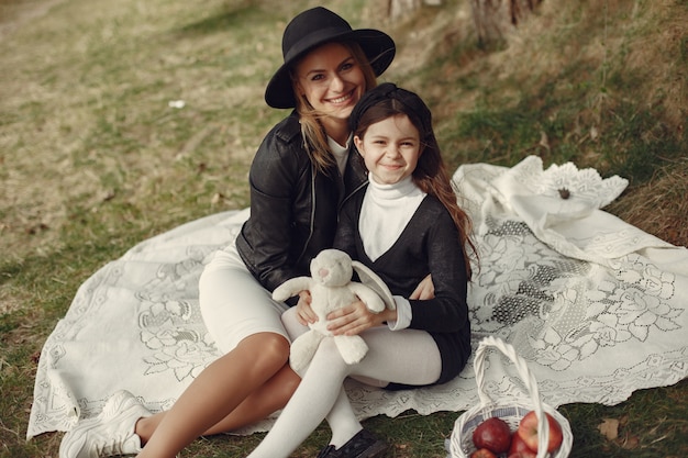 Elegante Mutter mit Tochter in einem Sommerwald