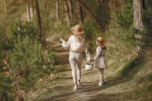 Elegante Mutter mit Tochter in einem Sommerwald