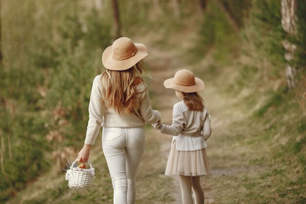 Elegante Mutter mit Tochter in einem Sommerwald