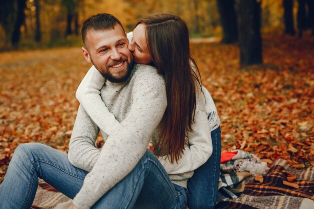 Elegante Paare verbringen Zeit in einem Herbstpark