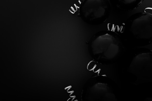 Kostenloses Foto elegante party mit schwarzen ballonen auf schwarzem