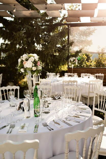 Elegante Tischdekoration bei einer Hochzeitsfeier im Freien.