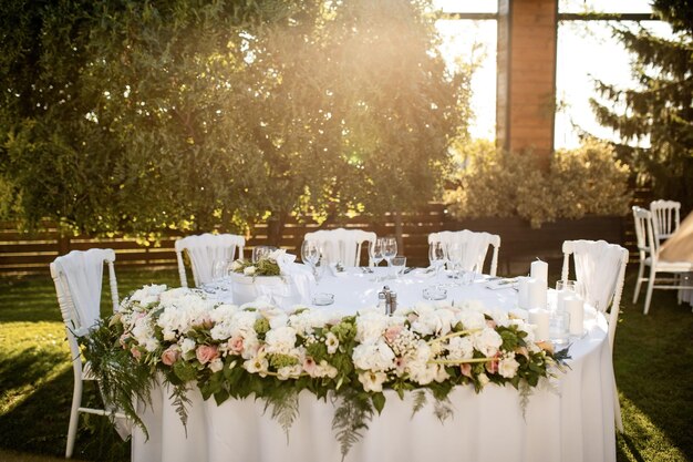Elegante Tischdekoration bei Hochzeitsempfang im Freien.