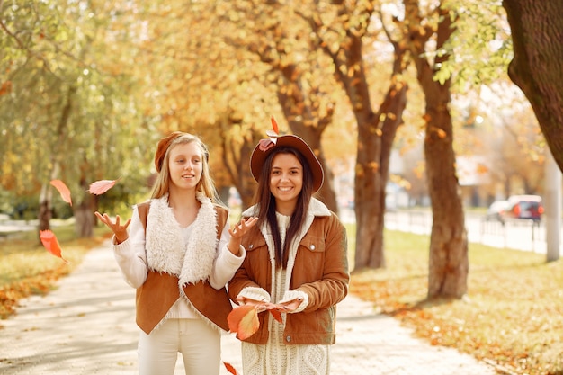 Elegante und stilvolle Mädchen in einem Herbstpark