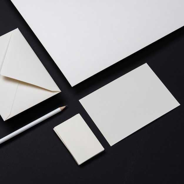 Elegante Visitenkarten des weißen Briefpapiergeschäfts