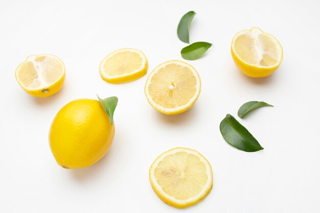 Elegante Zusammensetzung des Zitronensatzes auf einer weißen Oberfläche