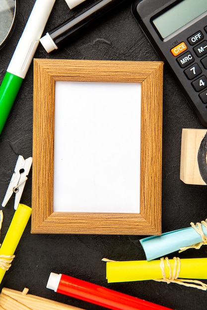 Eleganter Bilderrahmen von oben mit Bleistiften auf einer dunklen Oberfläche präsentieren Farbe Liebe Familienfoto Geschenk Porträt