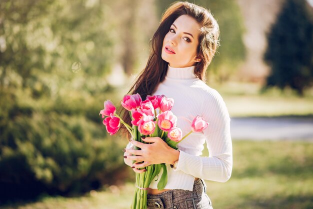 Eleganter Brunette in einem Sommerpark