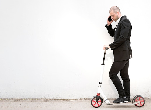 Eleganter geschäftsmann, der am telefon spricht