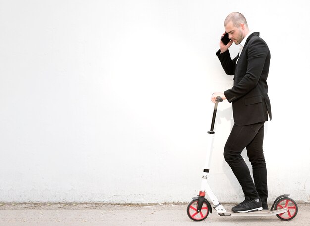 Eleganter Geschäftsmann, der am Telefon spricht