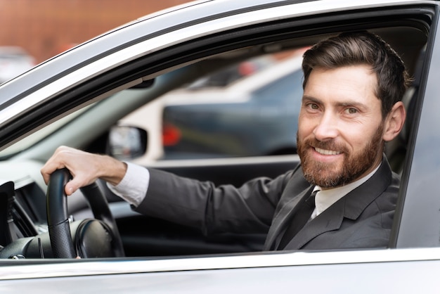 Kostenloses Foto eleganter männlicher taxifahrer im kostüm