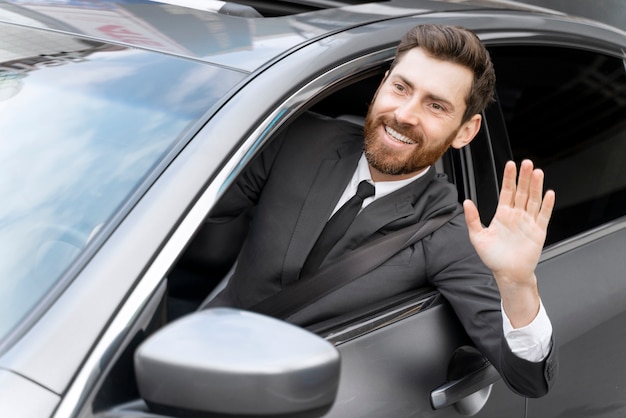 Eleganter männlicher Taxifahrer im Kostüm