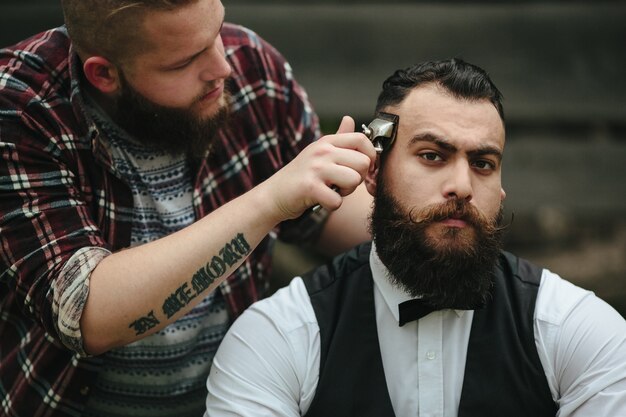Eleganter Mann mit seinem Friseur