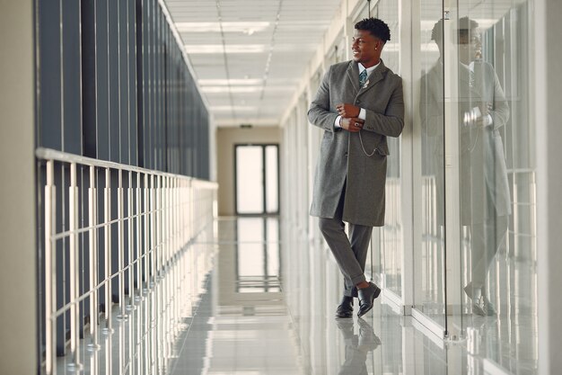 Eleganter schwarzer Mann im Büro