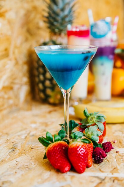 Elegantes blaues Cocktail und Erdbeeren