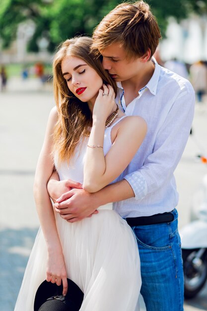 elegantes junges Paar in der Liebe umarmt, geht in der alten europäischen Stadt