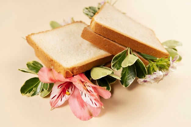 Elegantes Öko-Lebensmittelkonzept mit Blumen auf Brot