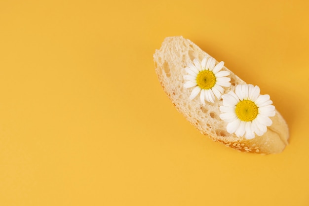Elegantes Öko-Lebensmittelkonzept mit Blumen auf Brot