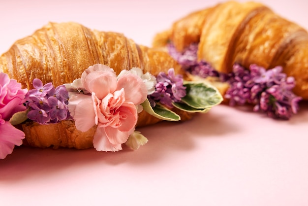 Elegantes Öko-Lebensmittelkonzept mit Blumen im Croissant