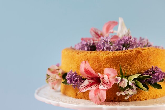 Elegantes Öko-Lebensmittelkonzept mit Blumen im Kuchen