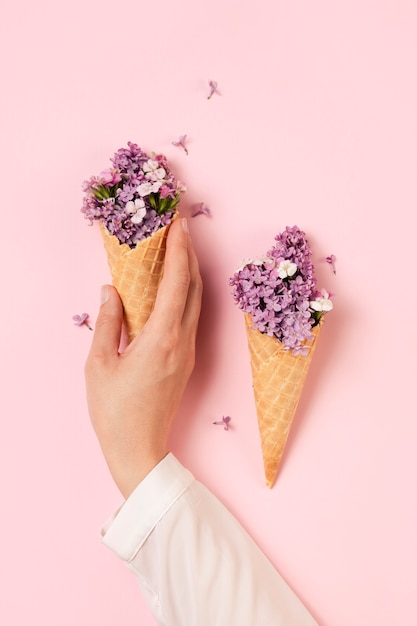 Elegantes Öko-Lebensmittelkonzept mit Blumen in Eistüte