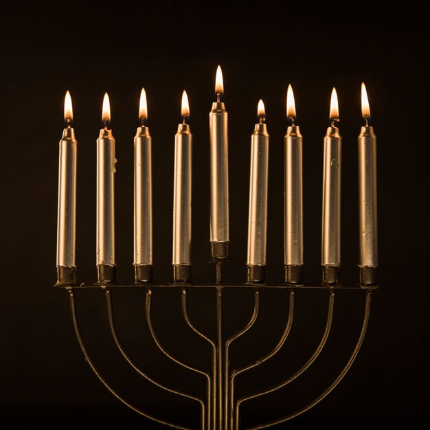 Elegantes Menorah mit goldenen Kerzen