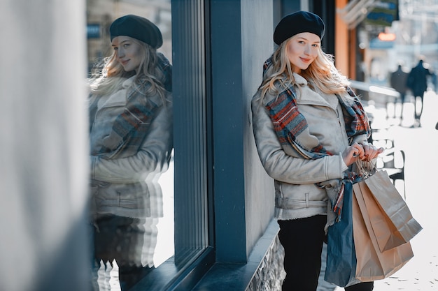 Elegantes nettes blondes Gehen in eine Stadt