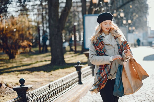 Elegantes nettes blondes Gehen in eine Stadt