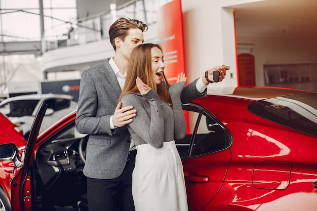 Elegantes Paar in einem Autosalon