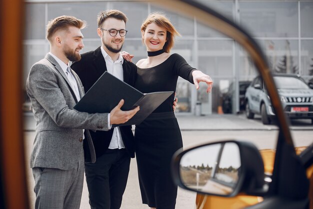 elegantes Paar in einem Autosalon