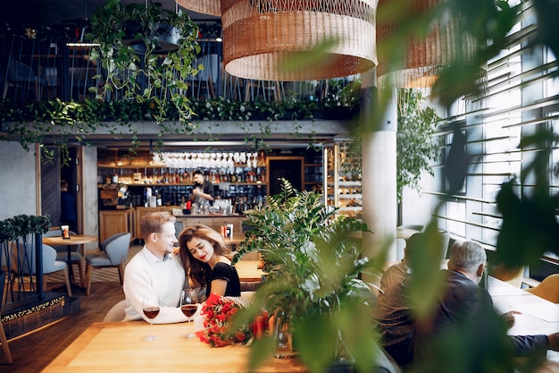 Elegantes Paar verbringen Zeit in einem Restaurant