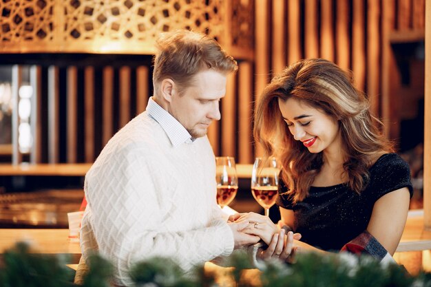 Elegantes Paar verbringen Zeit in einem Restaurant